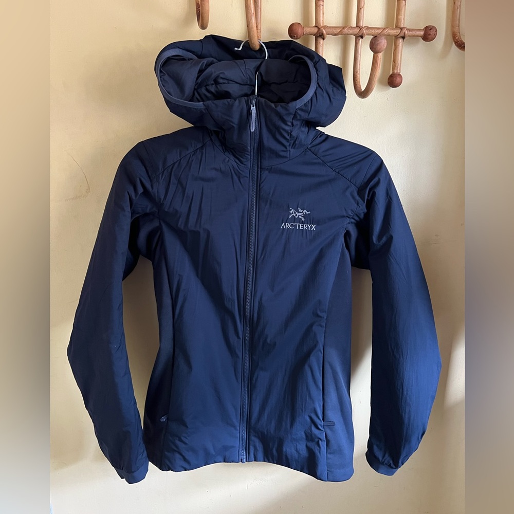 Arcteryx Women’s Atom Hoody in blue. XS. GREAT condition .